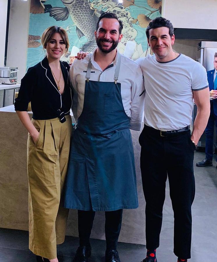 Foto: Blanca Suárez y Mario Casas con el chef Mario Sandoval en su restaurante Coque. (Instagram)