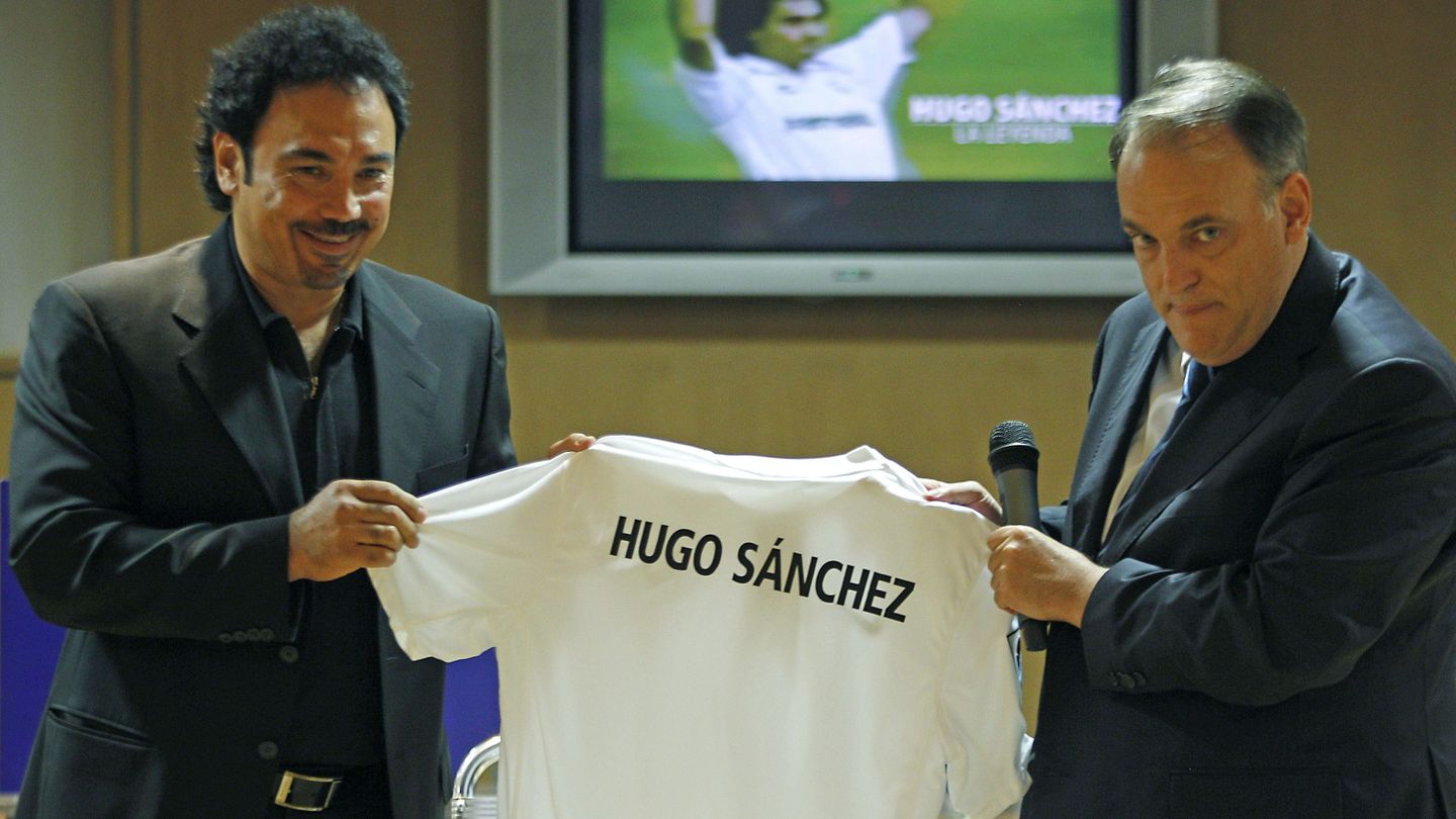 Hugo Sánchez, con Javier Tebas. (EFE) 