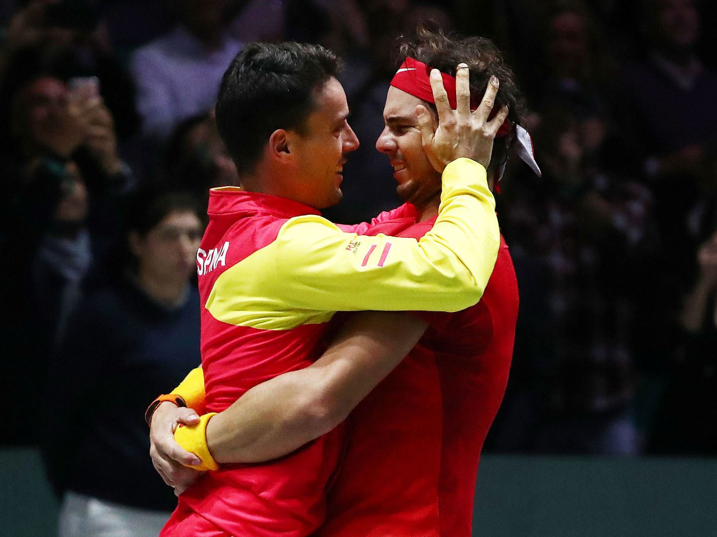 Rafa Nadal abraza a Roberto Bautista tras ganar la Copa Davis. (Reuters)