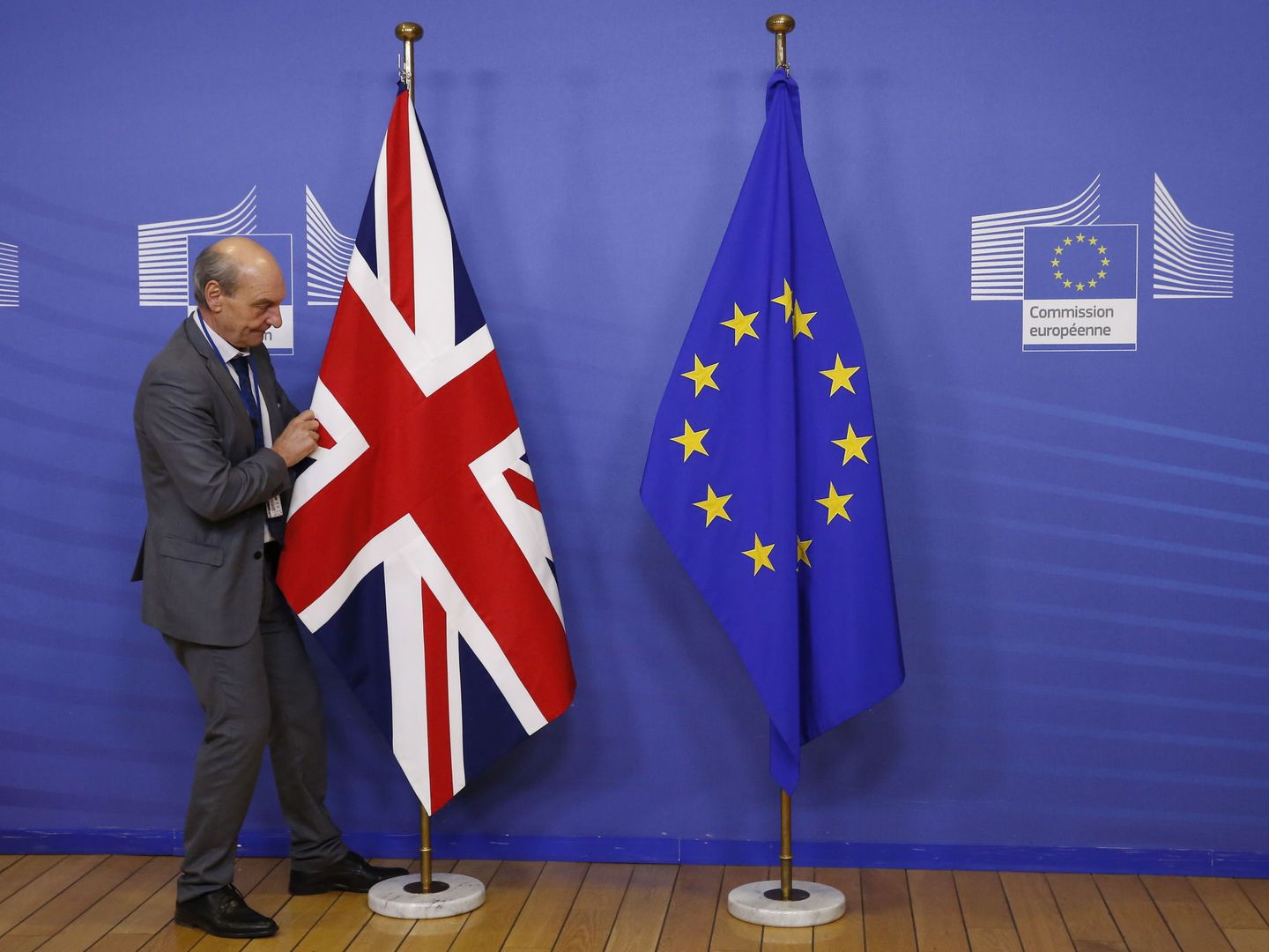 Bandera británica y europea en la sede de la Comisión en Bruselas. (Reuters)