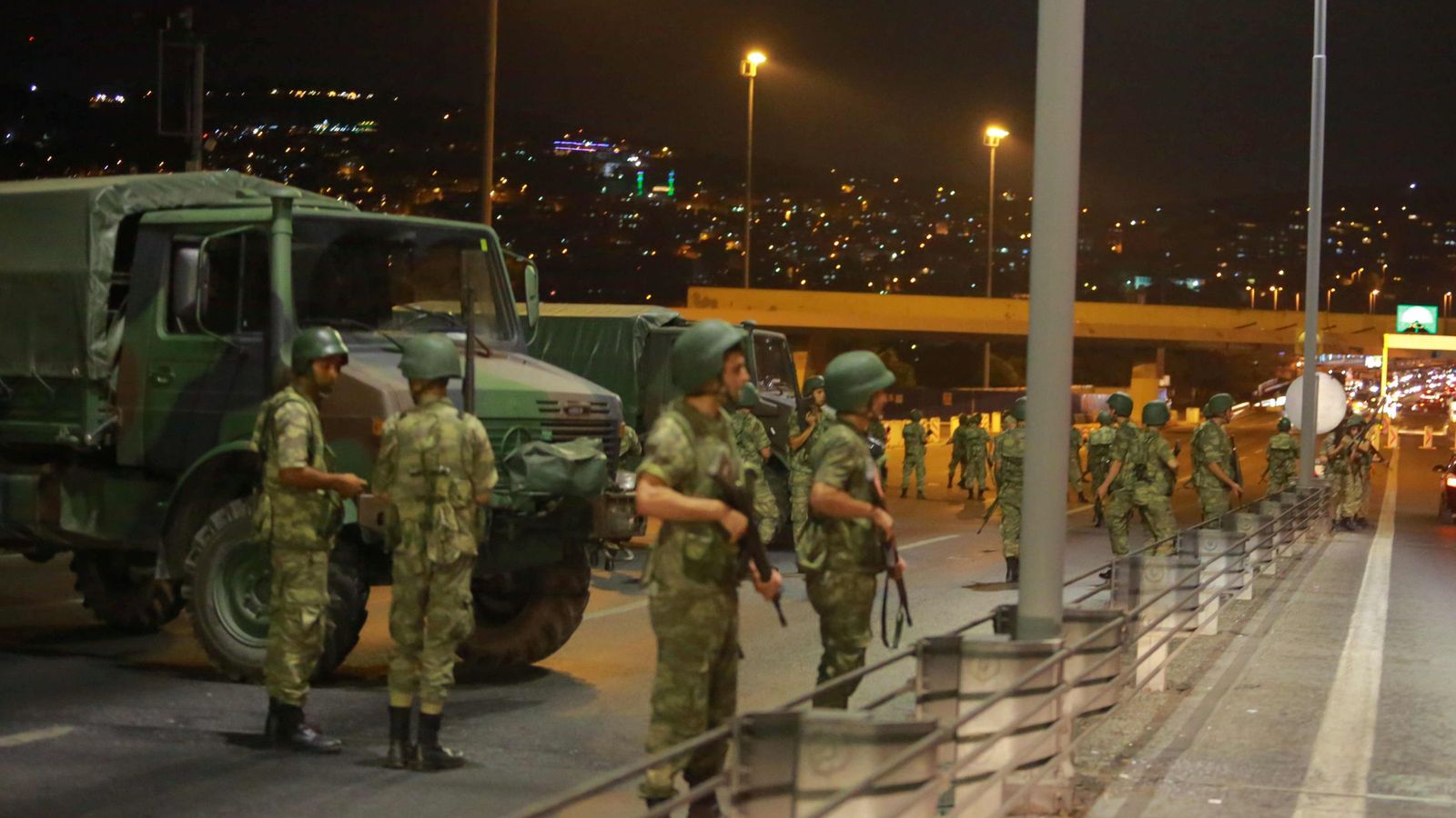 Foto: Militares turcos bloquean el acceso al Puente del Bósforo. (Reuters)