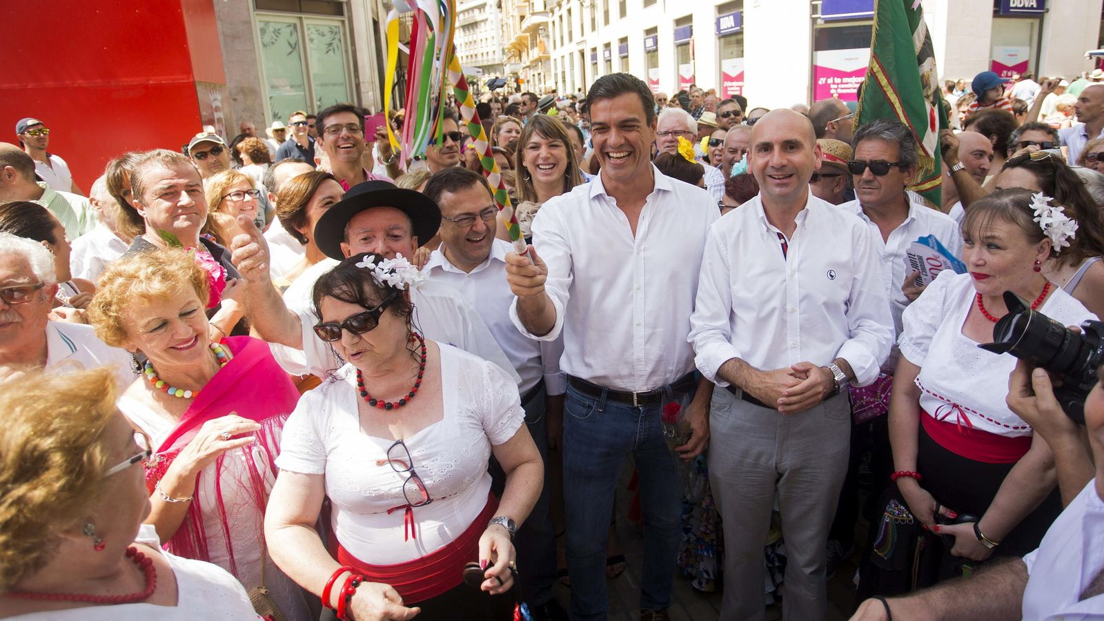 Foto: El secretario general del PSOE, Pedro Sánchez (c), junto al secretario de Política Institucional del PSOE de Andalucía, Francisco Conejo (c, dcha.). (EFE)