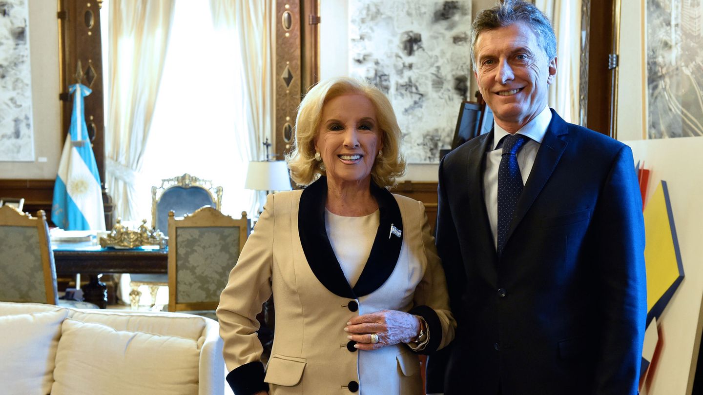 Mirtha Legrand, con Mauricio Macri. (EFE)