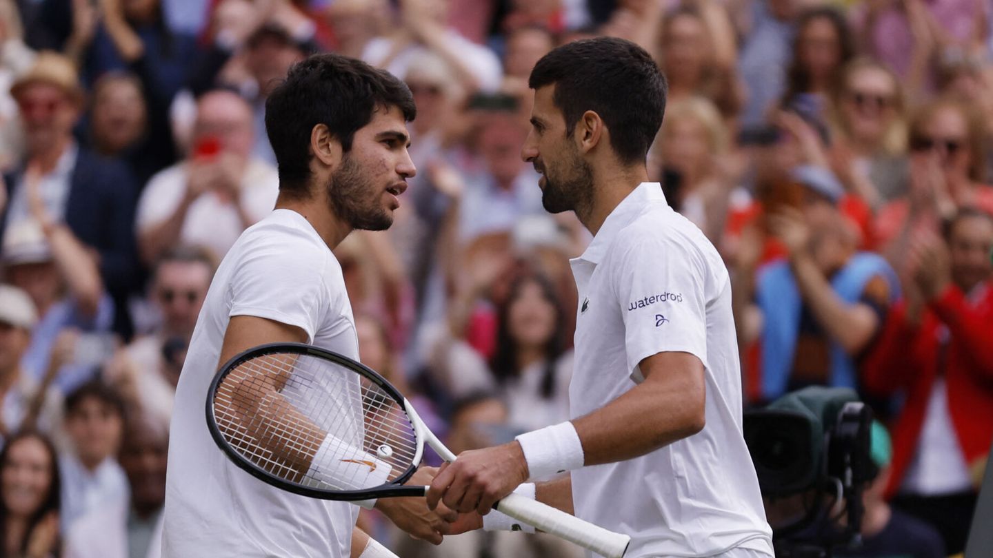 Alcaraz y Djokovic, al acabar la final de Wimbledon. (Reuters/Andrew Couldridge)