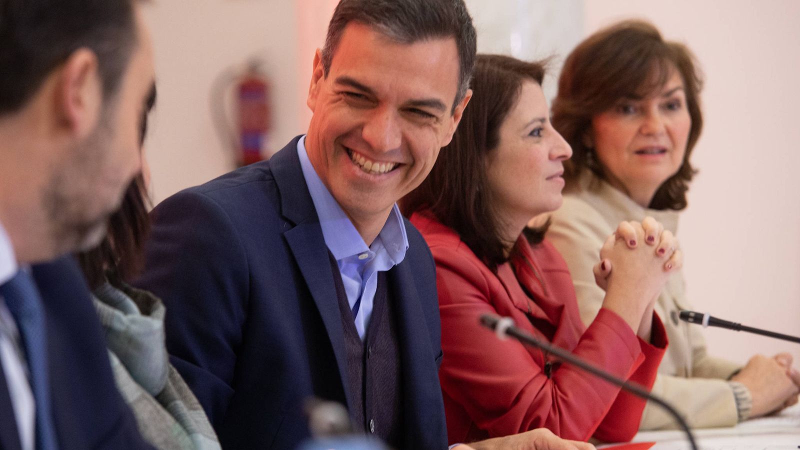 Foto: Pedro Sánchez charla con Cristina Narbona y José Luis Ábalos, ante Adriana Lastra y Carmen Calvo, este 18 de febrero, en la reunión de la ejecutiva del PSOE. (Inma Mesa | PSOE)