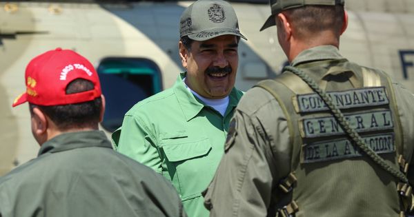 Foto: Fotografía cedida por el Palacio de Miraflores que muestra al presidente Nicolás Maduro (c) durante una visita a una base militar este martes, en Aragua (Venezuela). (EFE)