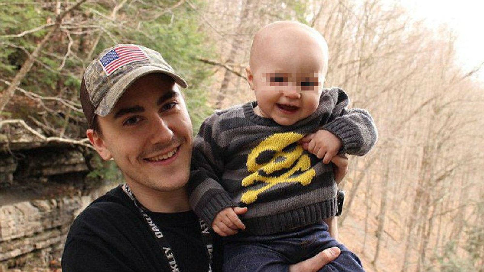 Foto: Ryan Lawrence, de 25 años, junto a su hija Maddox, de 21 meses (Facebook)