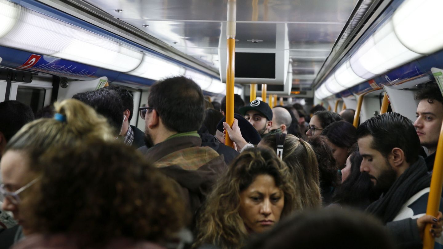 El metro abarrotado en Madrid a primera hora antes de la pandemia. (EFE/Mariscal)