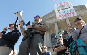 Armas en iglesias, bares y colegios