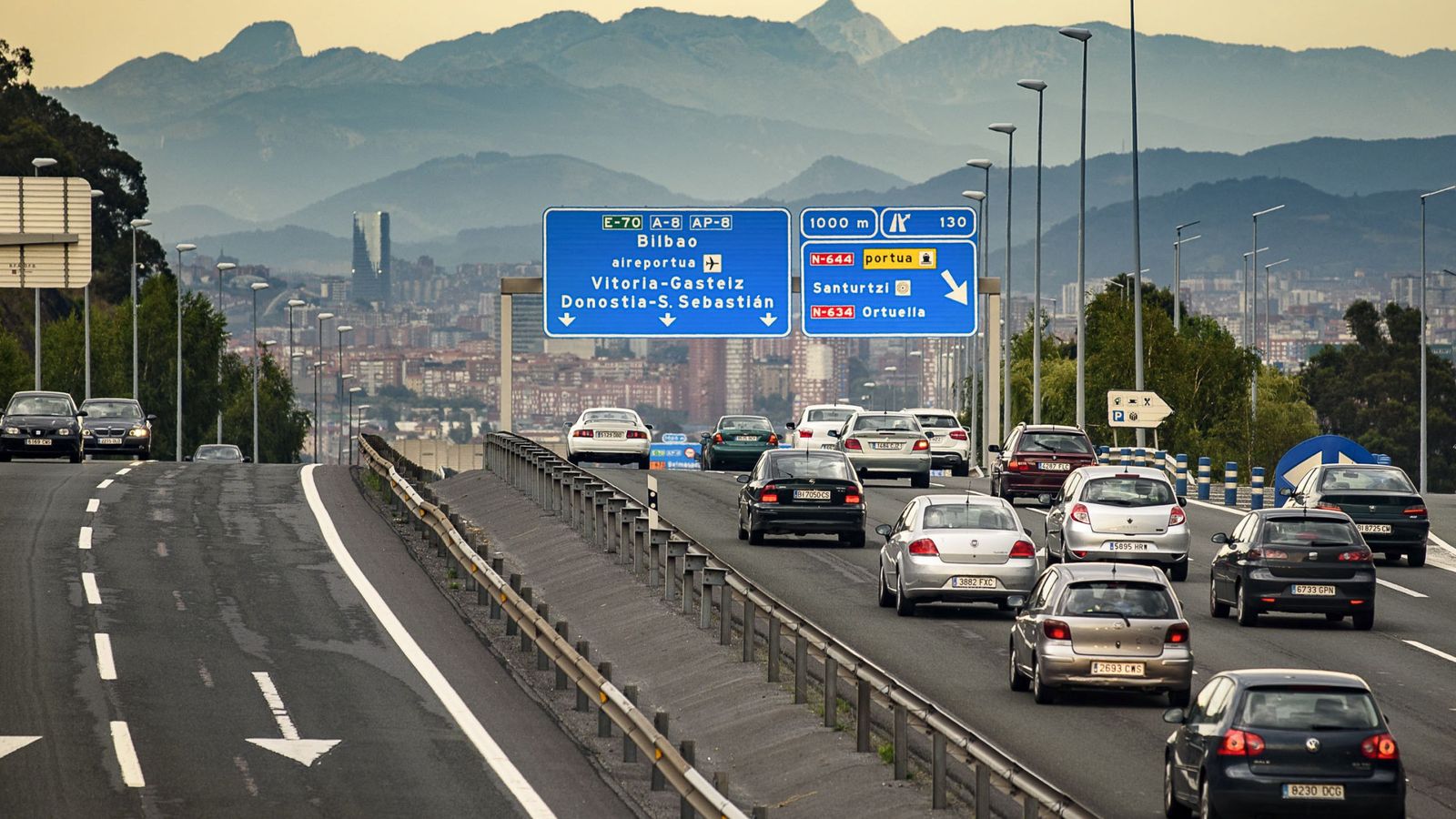 Foto: El suceso tuvo lugar en la autopista AP-68 que une Bilbao con Logroño y Zaragoza (EFE/Javier Zorrilla)