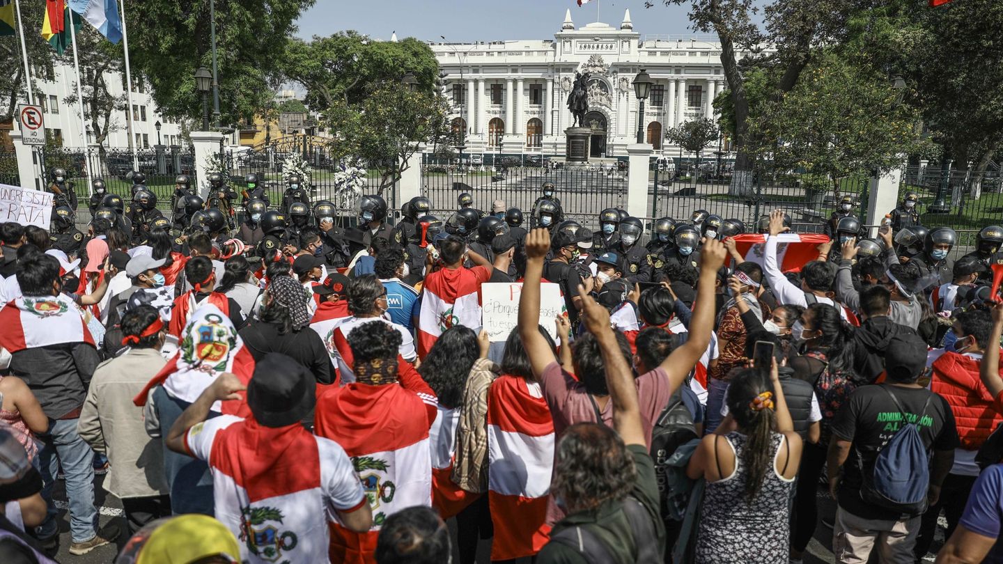 Ciudadanos celebran hoy la renuncia de Manuel Merino a la Presidencia peruana, en Lima (Perú). (EFE)