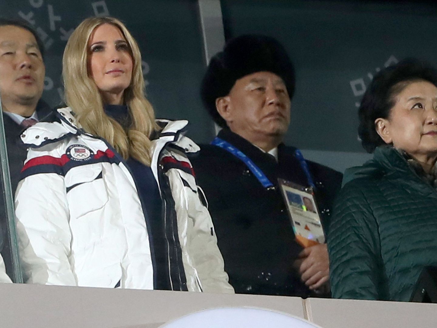 La hija y asesora de Trump, Ivanka Trump (2-izda), y el cargo del régimen de Pyongyang Kim Yong-chol (2-dcha) en los JJOO de PyeongChang. (EFE)