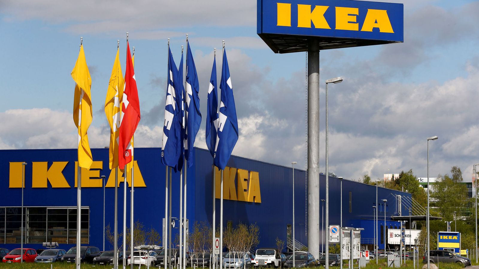Foto: Ikea distribuye siete millones de ejemplares de su nuevo catálogo (Reuters/Arnd Wiegmann)