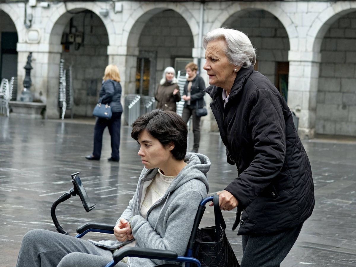 Foto: Arantxa (Loreto Mauleón) y Bittori (Elena Irureta), en el quinto episodio de 'Patria'. (Foto de David Herranz. HBO España)