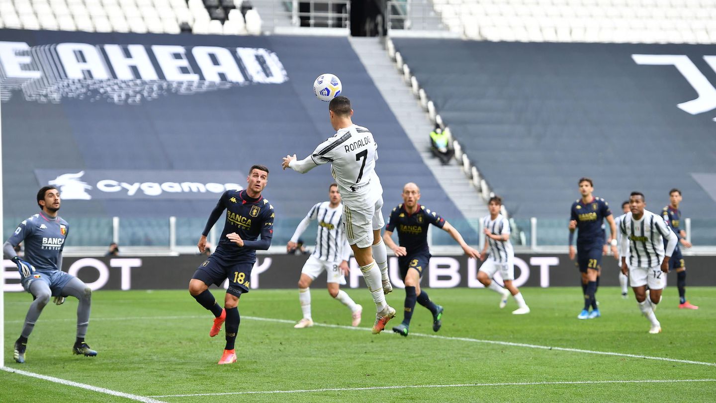 Cristiano Ronaldo se sujeta en el aire durante un choque de Serie A. (Reuters)