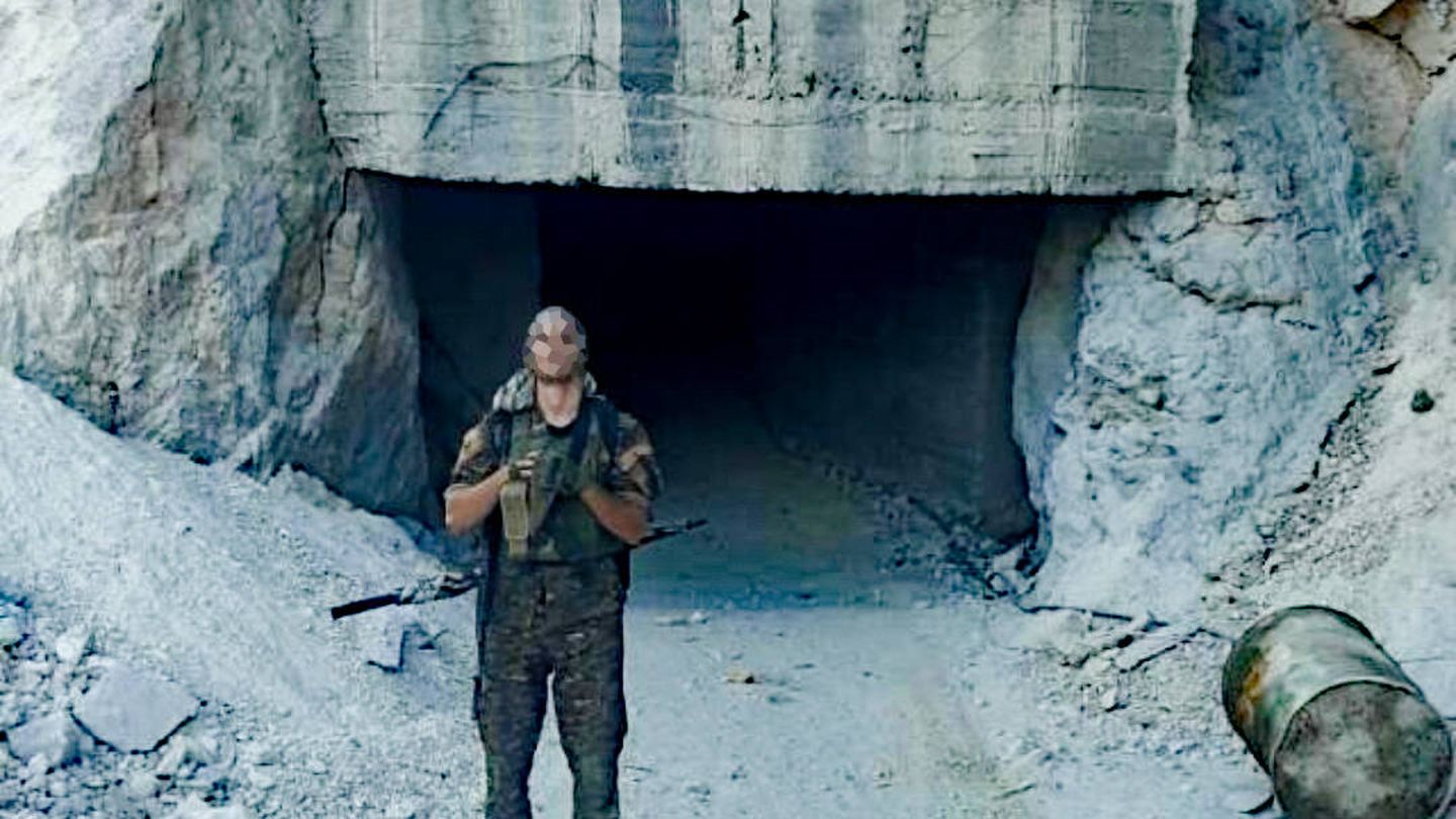 Miliciano español en la boca de uno de los túneles del sistema de defensa.