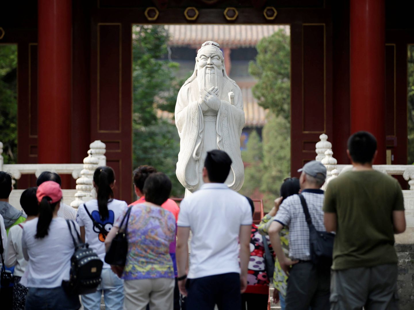 Turistas y estudiantes observan una estatua de Confucio en un templo en Pekín. (Reuters)