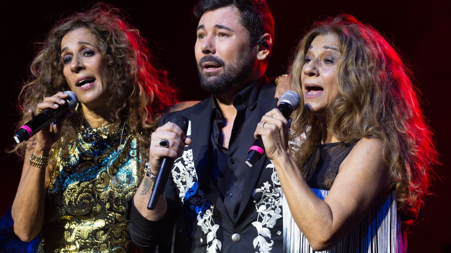 Lolita, Rosario y Miguel Poveda, el pasado mes de noviembre en concierto en Miami.  (EFE)