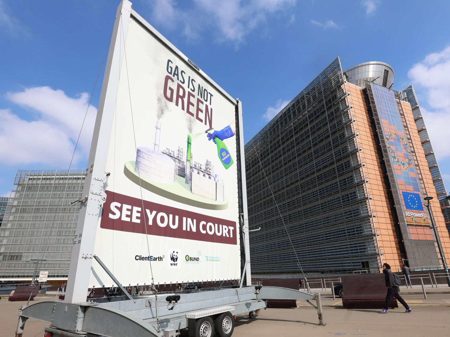 Pancarta contra el greenwashing en Bruselas. (EFE)