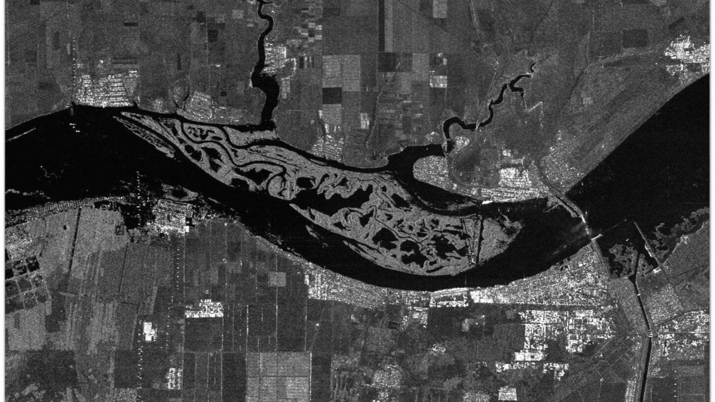 La presa de Nova Kajovka, en imágenes del satélite español Hisdesat.