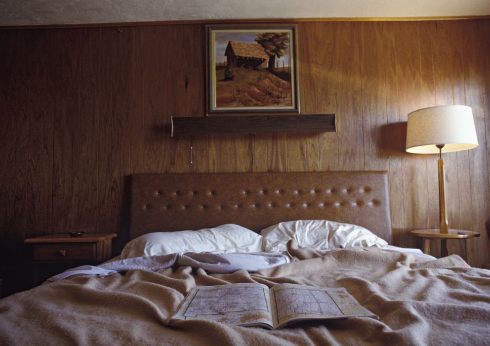 Foto: Atlas en una habitación de un motel (James Leynse / Corbis)