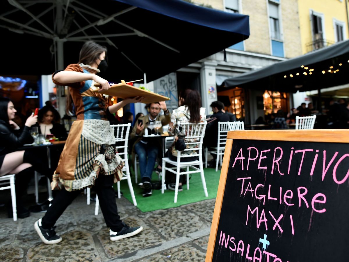 Foto: Terraza de un bar en Milán, Italia. (Reuters)