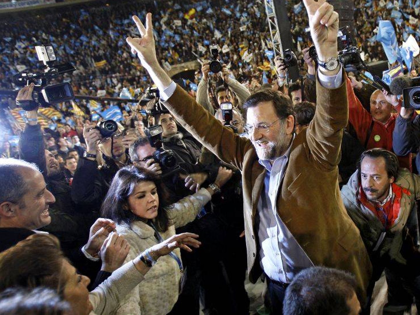 Rajoy, en el centro en un mitin en 2008. Detrás, Álvaro Pérez. A la izquierda, Camps. (EFE)