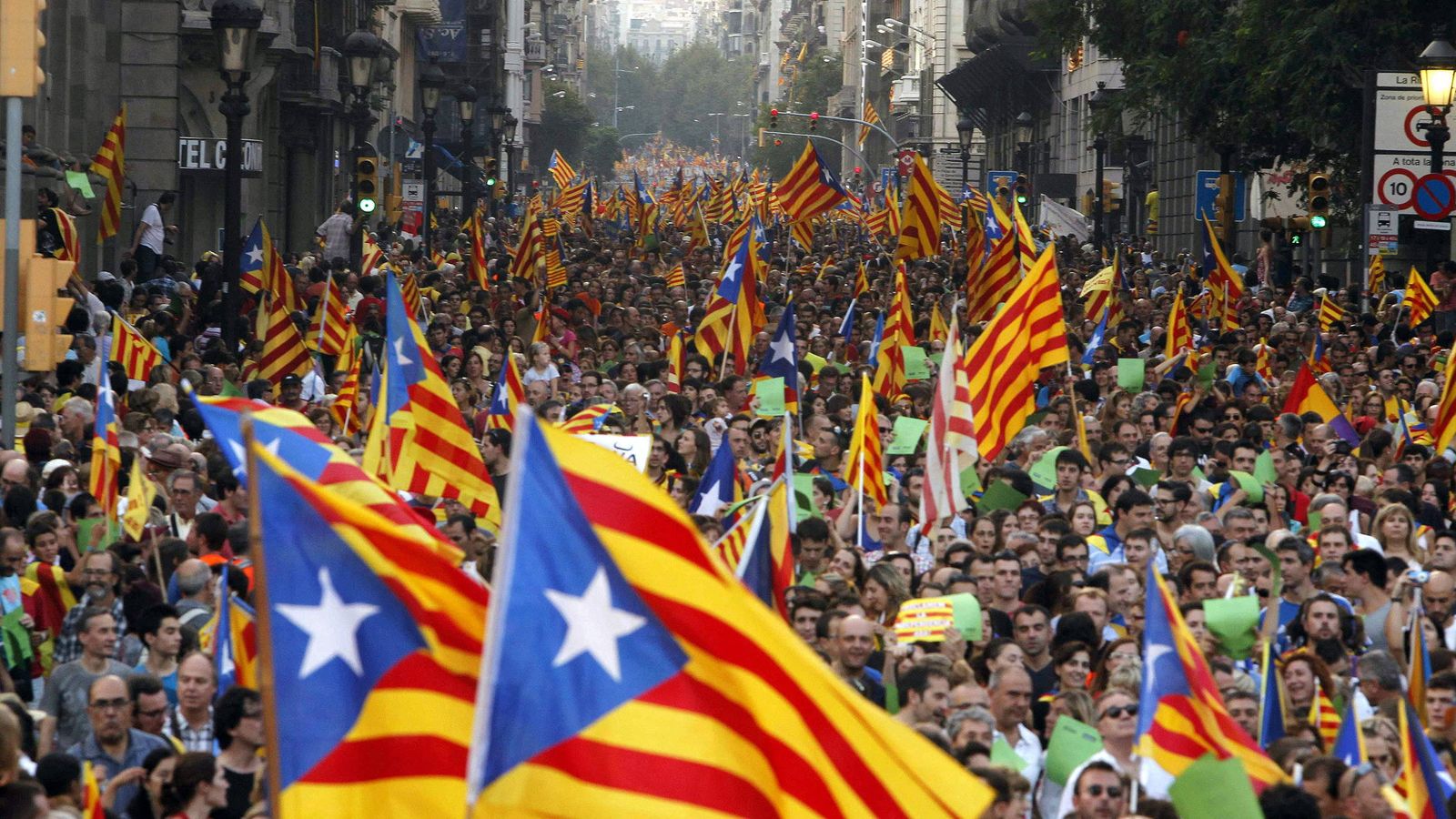 Foto: Miles de ciudadanos participan en una multitudinaria manifestación convocada por la Asamblea Nacional Catalana. (EFE)