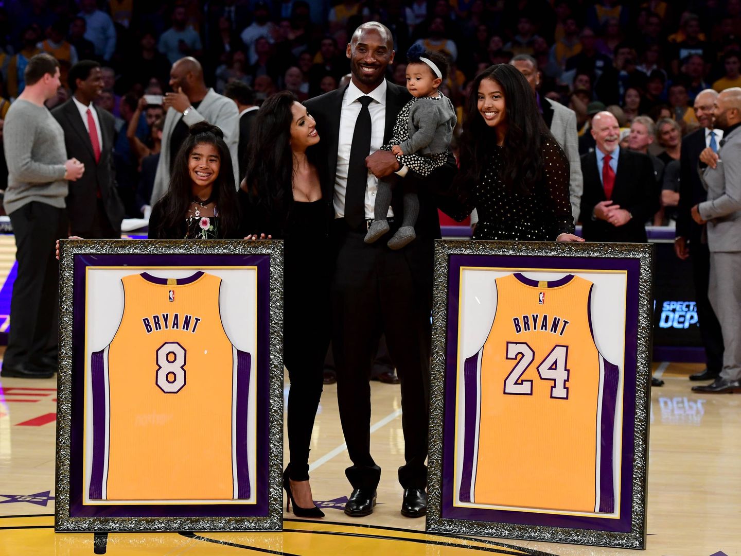 El jugador y su familia, la noche en la que los Lakers retiraron sus camisetas. (Getty)