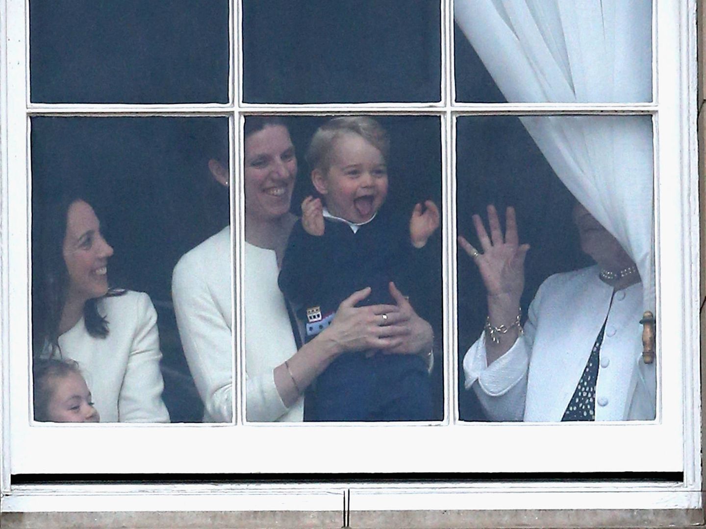 María Teresa Turrión sostiene en brazos al príncipe George. (Reuters)