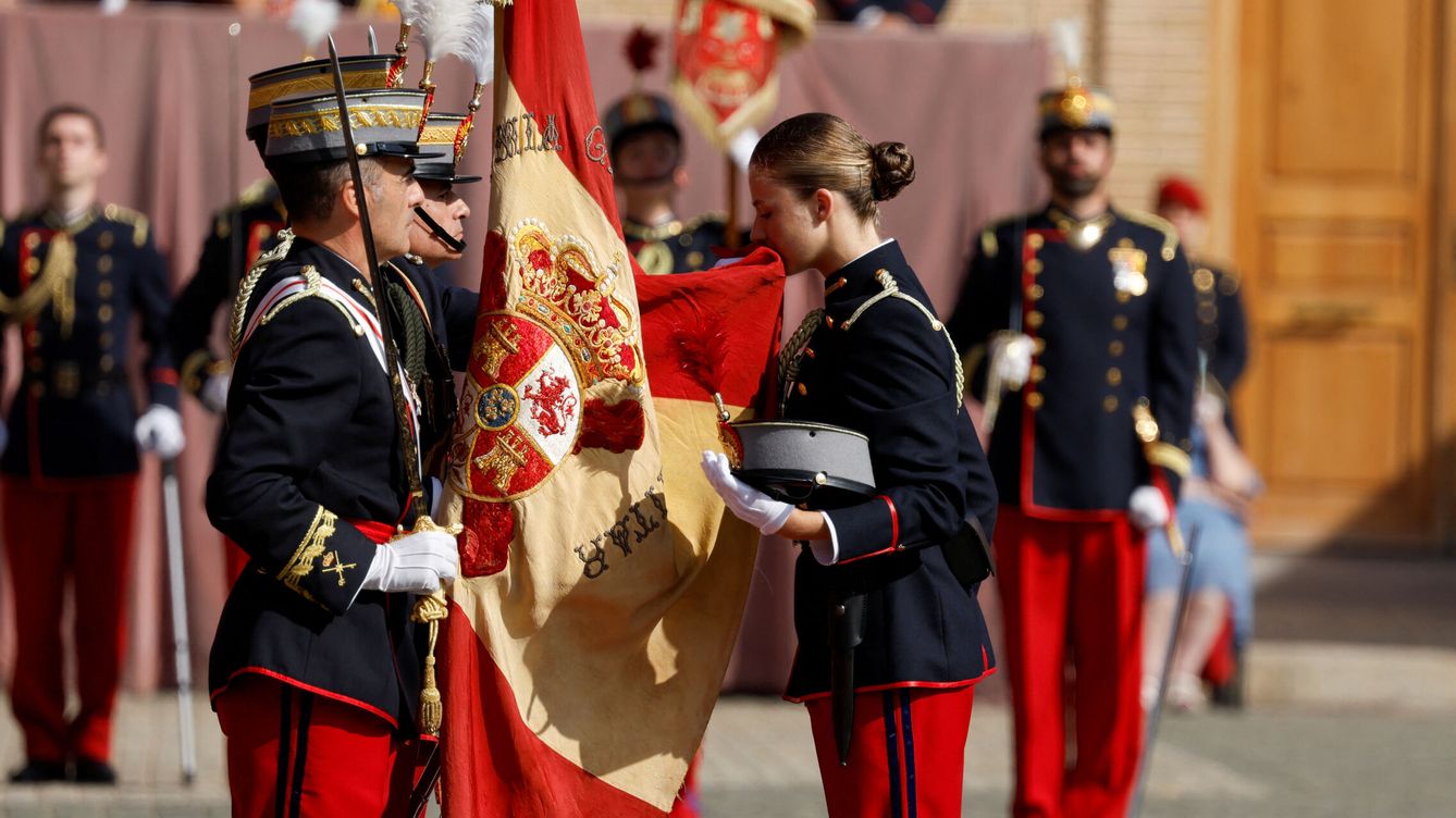 Foto: La princesa de Asturias, besando la bandera en el acto de la jura de bandera. (Reuters)
