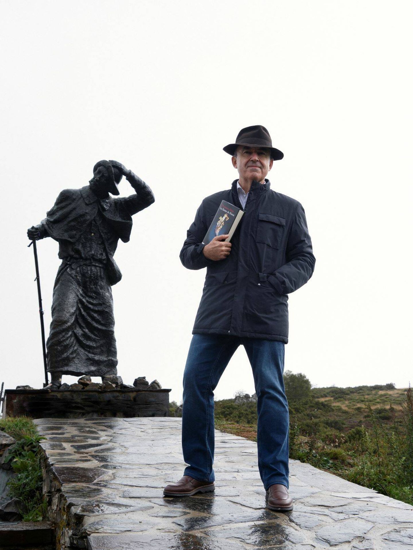 El escritor Lorenzo Silva y la estatua del peregrino. (Carlos Ruiz) 