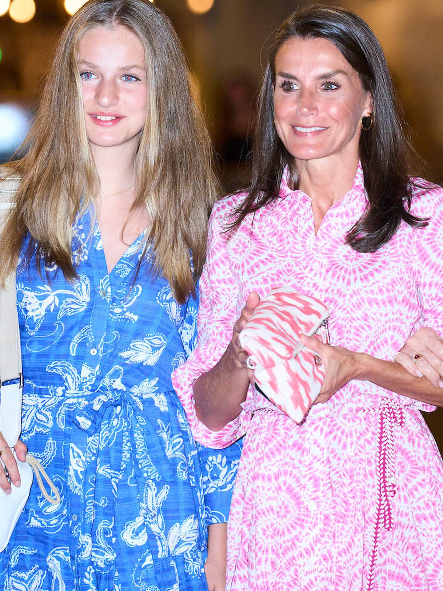 Una de rosa y otra de azul, Leonor y Letizia salían de cena de chicas en Mallorca. (LP)