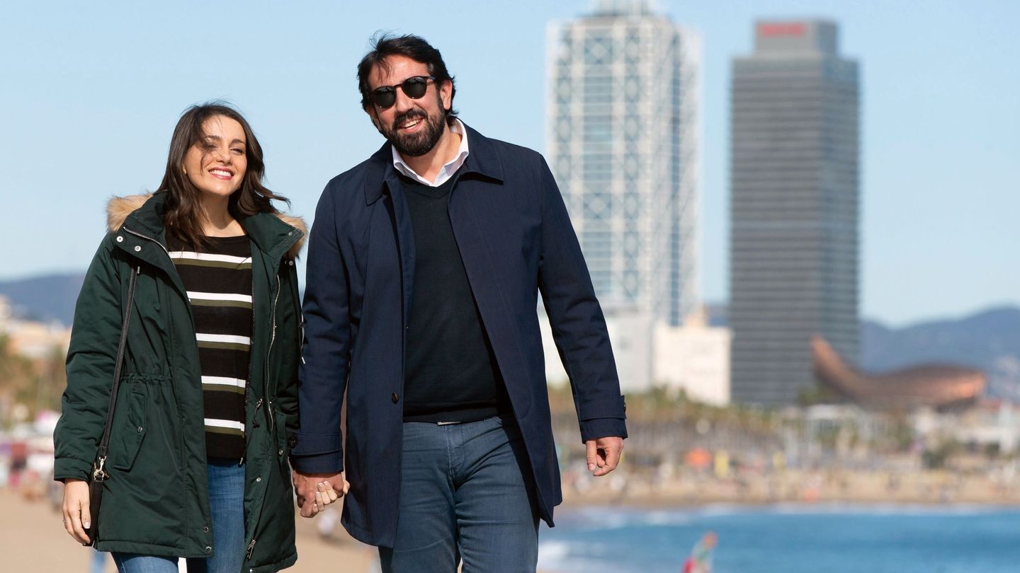 Inés Arrimadas y su marido, Xavier Cima, pasean por Barcelona el pasado sábado. (EFE)