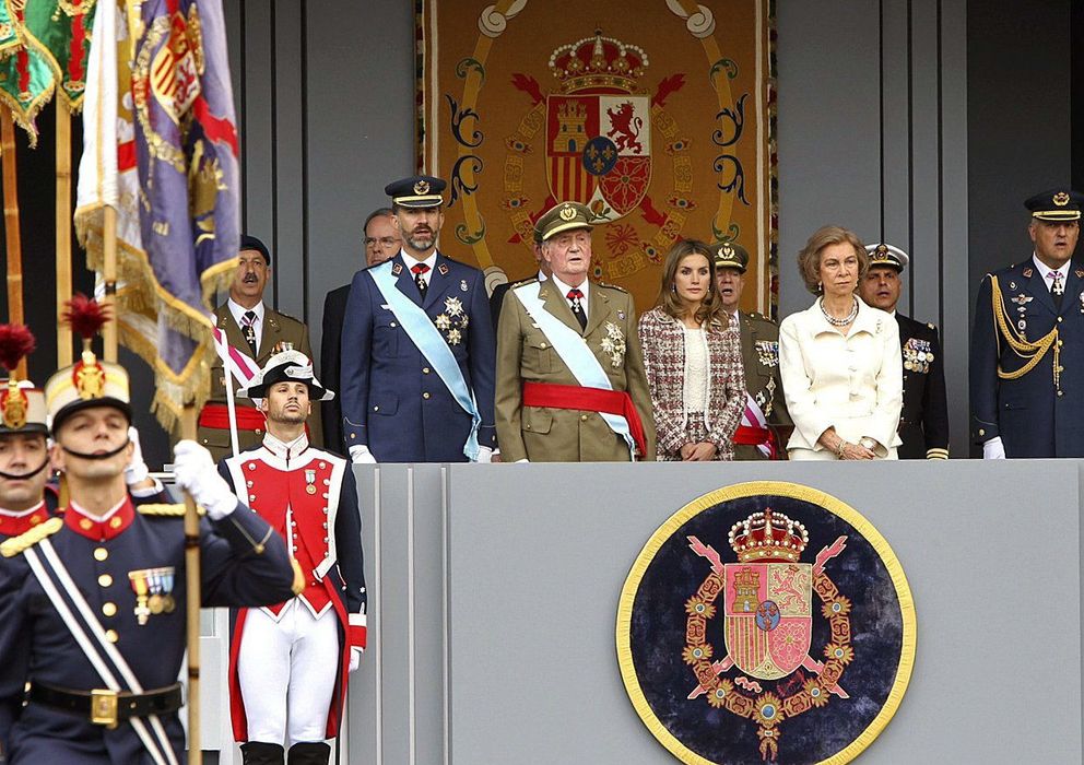 Foto: Fotografía facilitada por la Casa de S.M. el Rey de los reyes, acompañados por los Príncipes de Asturias, durante el desfile de las Fuerzas Armadas. (EFE)