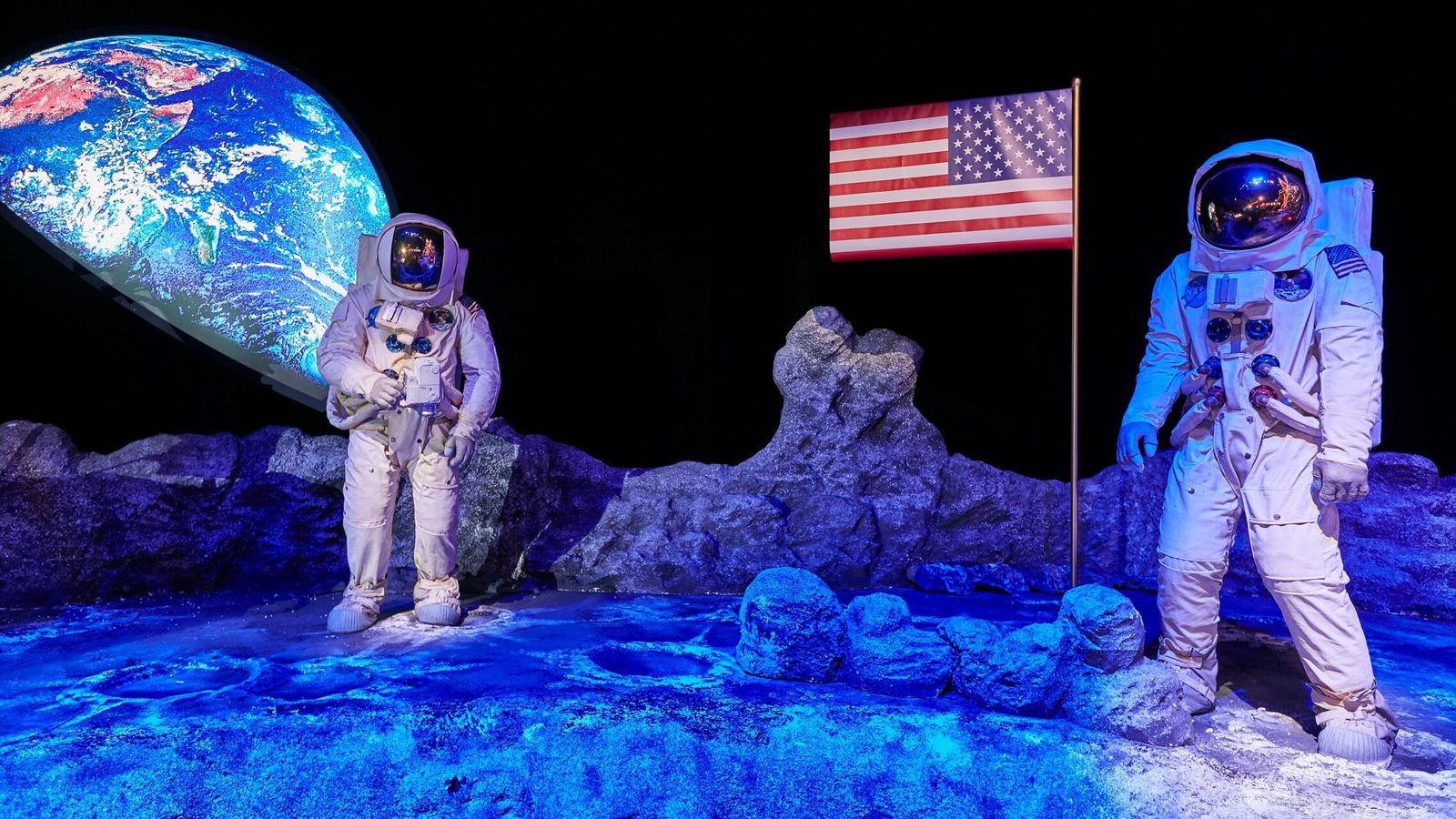 Fotografía donde se muestra una sección de la exhibición inmersiva Space Adventure, celebrando la llegada del ser humano a la Luna. (EFE)
