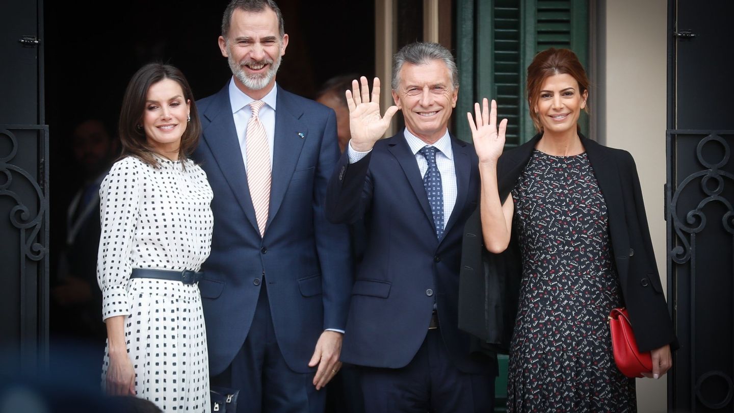 Los reyes Felipe VI y Letizia junto al presidente de Argentina, Mauricio Macri, y su esposa, Juliana Awada, en Argentina. (EFE)