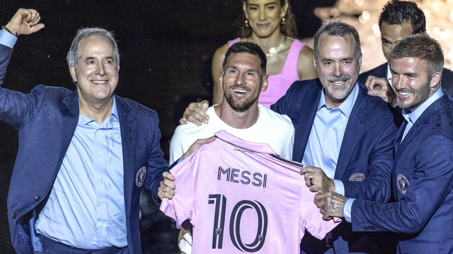 Lionel Messi, con Jorge Mas y David Beckham en su presentación como jugador del Inter Miami. (EFE/Cristóbal Herrera)