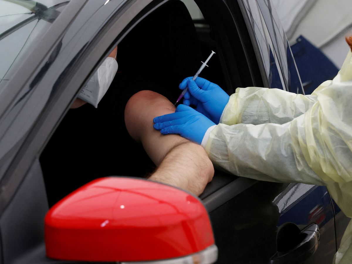Foto: El hombre se habría centrado en los centros de vacunación del este de Alemania (Reuters/Michele Tantussi)