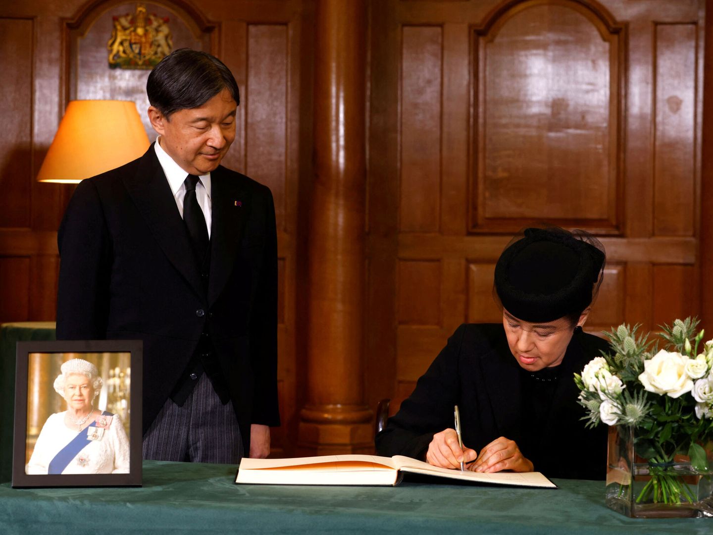 El emperador de Japón, Naruhito, y la emperatriz Masako despiden a Isabel II. (Reuters)