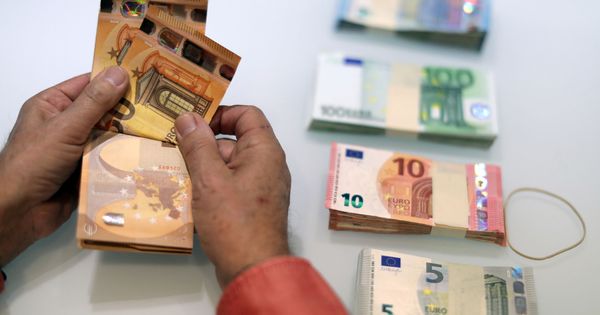 Foto: Un dependiente cuenta billetes de 50 euros en un local de cambio de divisas. (Reuters)