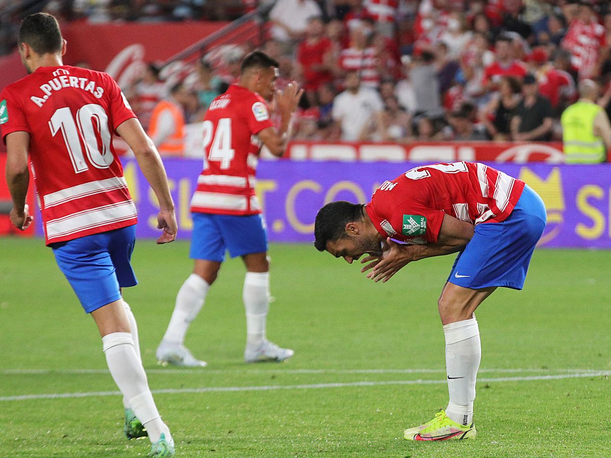Foto: Jorge Molina se lamenta tras fallar el penalti. (EFE/Pepe Torres)