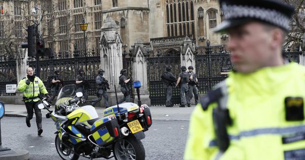 Foto: Policías armados desplegados frente al Parlamento británico tras el atentado en Westminster, el 22 de marzo de 2017. (Reuters)