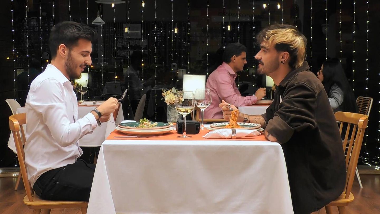Alejandro y Jesús, en 'First Dates'. (Mediaset)