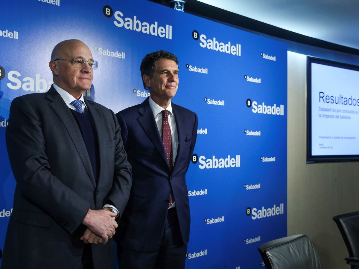 Foto: El presidente de Banco Sabadell, Josep Oliu (i), junto al consejero delegado, Jaime Guardiola. (EFE)