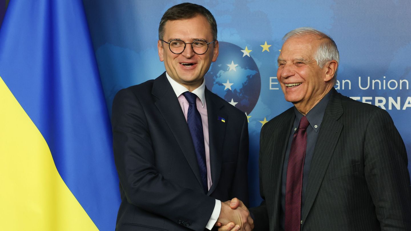 El ministro ucraniano de Asuntos Exteriores, Dmytro Kuleba (i), y el Alto Representante de la Unión Europea para Asuntos Exteriores y Política de Seguridad, Josep Borrell. (EFE/EPA/Olivier  OLIVIER Holset)