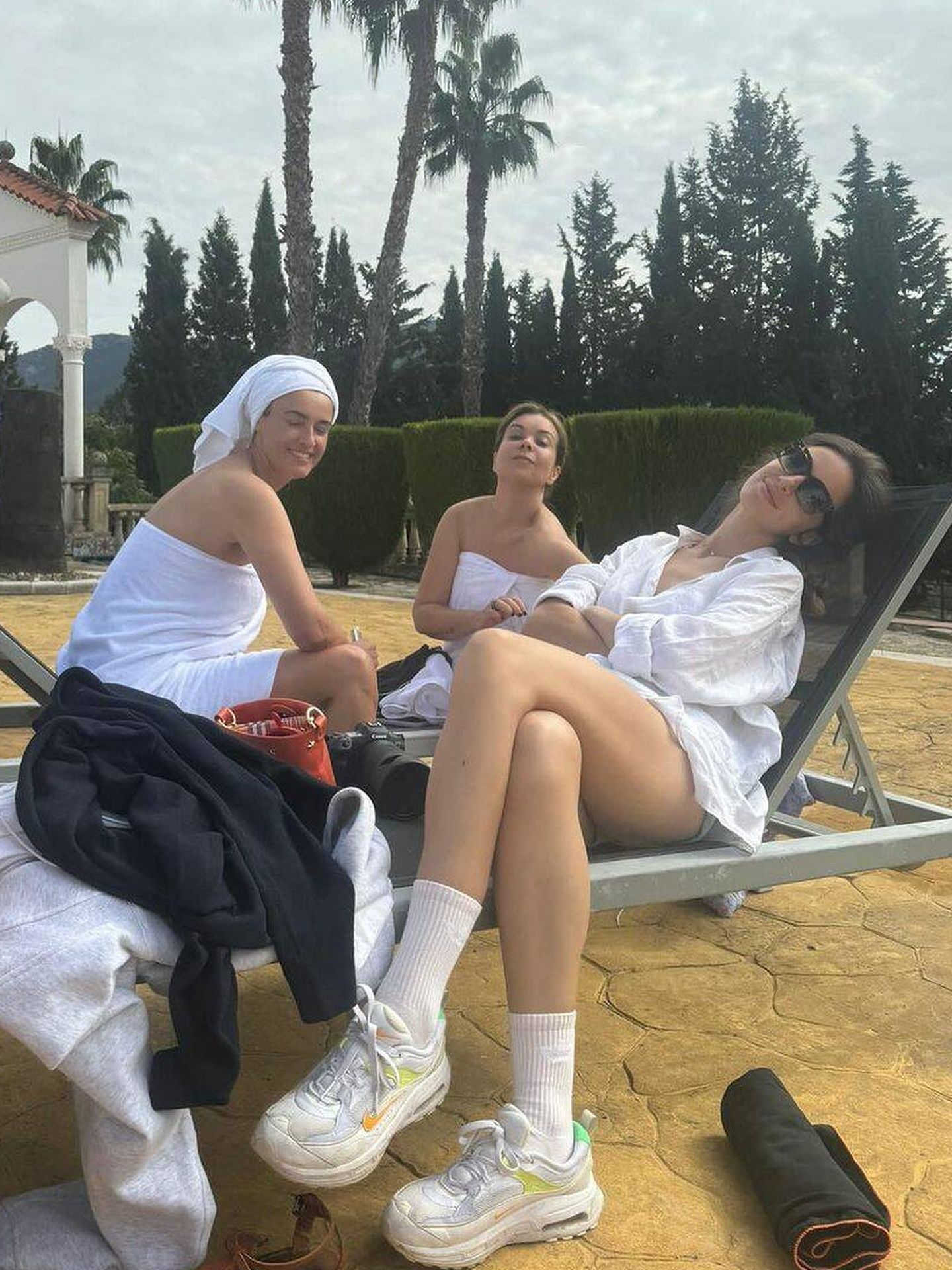 Palito Dominguín, María José Campanario y Blanca Romero junto a la piscina. (Instagram/@blancaromeroe)