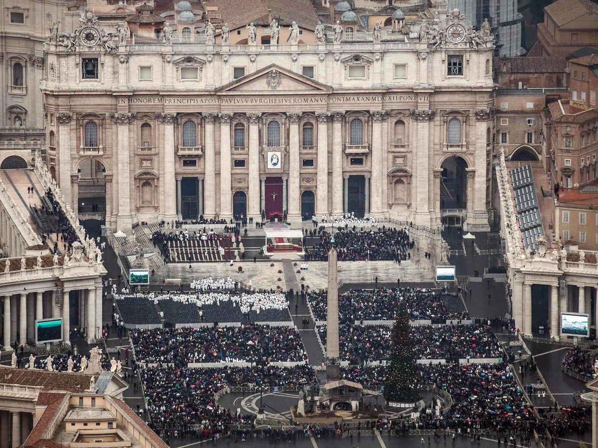 Foto: Fotografía aérea de la plaza de San Pedro, en el Vaticano. (EFE/Massimo Sestini)