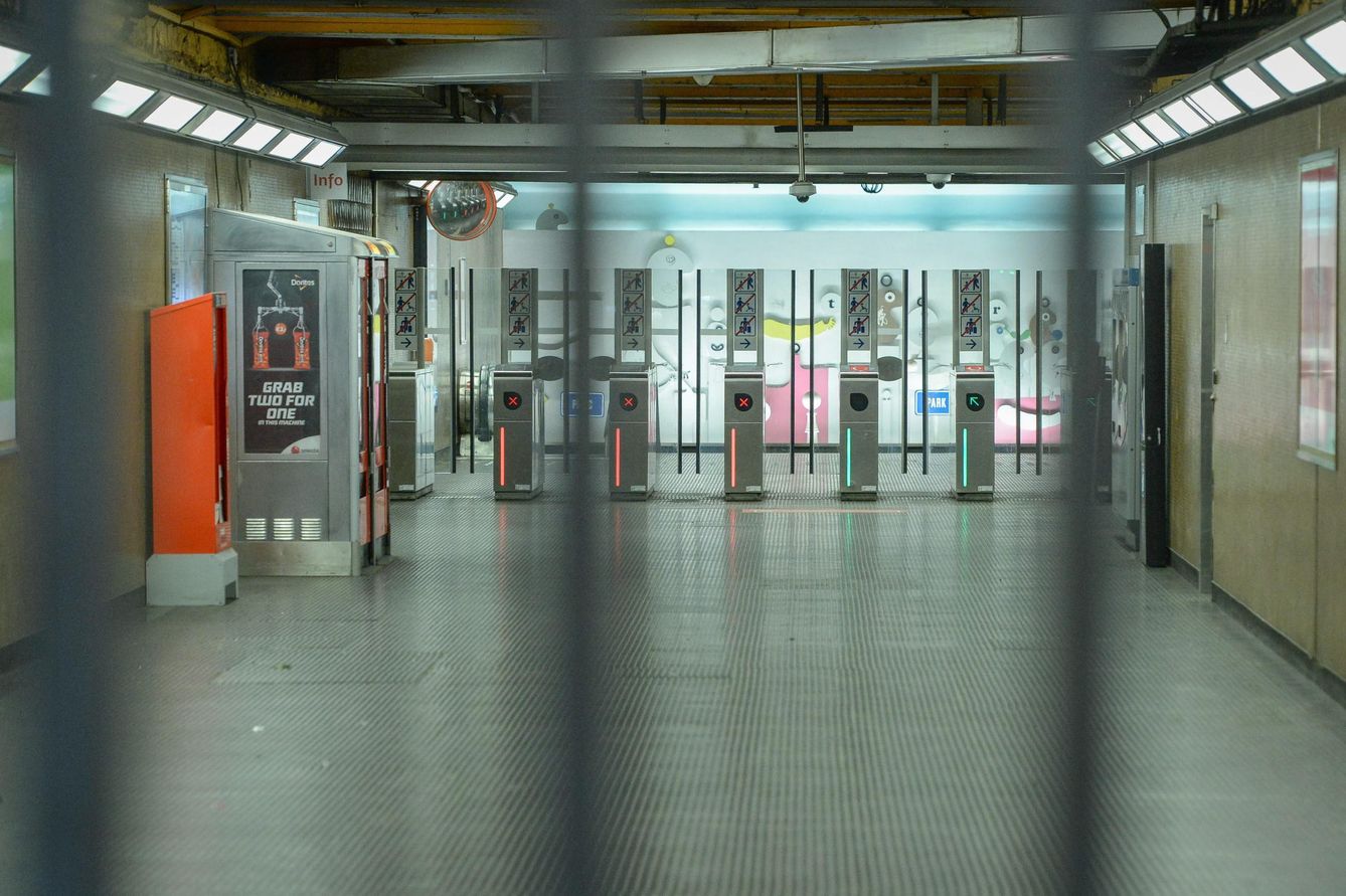 El metro de Bruselas, cerrado y desierto. (Reuters)
