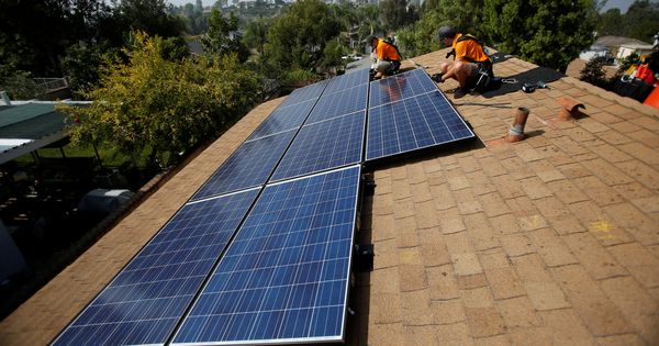 Foto: Técnicos instalan paneles solares fotovoltaicos en el tejado de una vivienda. (Reuters)